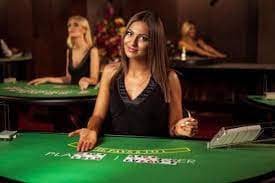 Studio dealer langsung layar4d untuk Texas Hold'em Bonus dengan antarmuka mobile di latar belakang